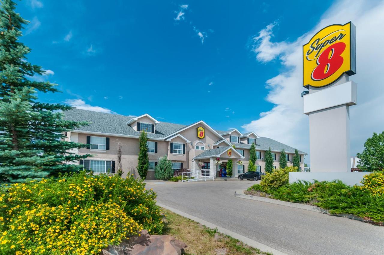 Super 8 By Wyndham Cochrane Hotel Exterior photo